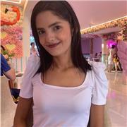 Profesora de apoyo para dar clases a niños en lengua castellana